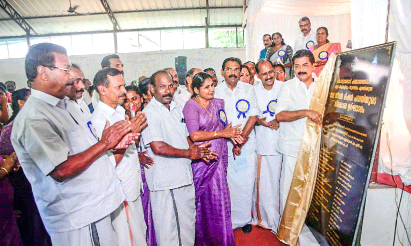 കോ​രു​ത്തോ​ട് ഗ്രാ​മ​പ​ഞ്ചാ​യ​ത്തി​ലെ ജ​ൽ​ജീ​വ​ൻ മി​ഷ​ൻ പ​ദ്ധ​തി​യു​ടെ പ്ര​വ​ർ​ത്ത​നോ​ദ്ഘാ​ട​നം മ​ന്ത്രി റോ​ഷി അ​ഗ​സ്റ്റി​ൻ നി​ർ​വ​ഹി​ക്കു​ന്നു