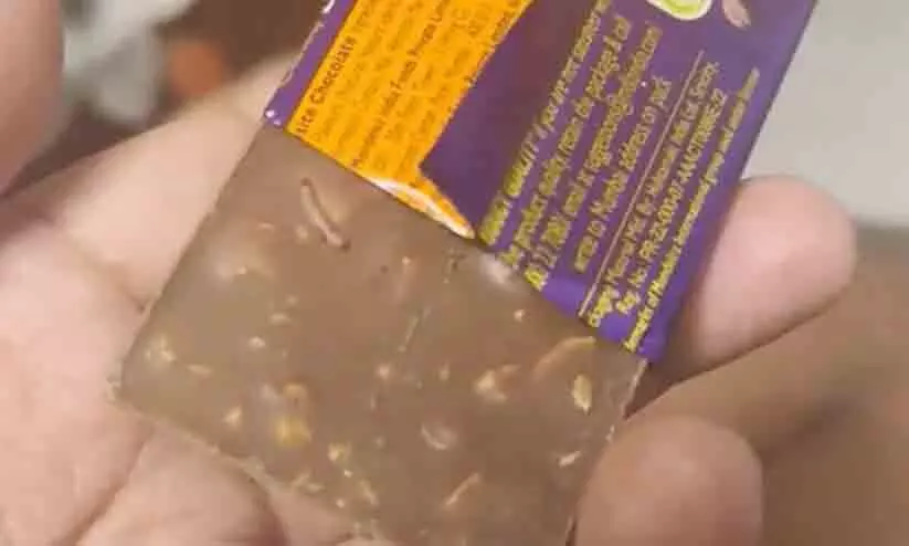 കാഡ്ബറി ഡയറി മിൽക്കിൽ ജീവനുള്ള പുഴു; ദുരനുഭവം പങ്കുവെച്ച് യുവാവ് കാഡ്ബറി ഡയറി മിൽക്കിൽ ജീവനുള്ള പുഴു; ദുരനുഭവം പങ്കുവെച്ച് യുവാവ്