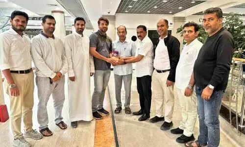 വോ​യ്സ് ഓ​ഫ് മാ​മ്പ ഇ​ബ്രാ​ഹിം എം.​സി​ക്ക് യാ​ത്ര​യ​യ​പ്പ് ന​ൽ​കു​ന്നു