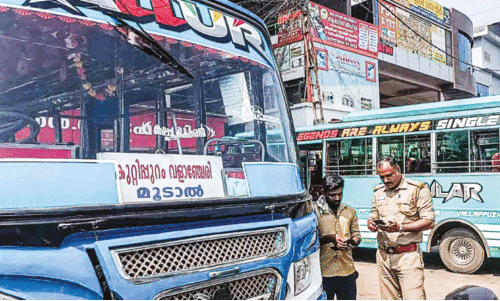 സ്വ​കാ​ര്യ ബ​സു​ക​ളി​ൽ പ​രി​ശോ​ധ​ന ന​ട​ത്തു​ന്ന ജി​ല്ല എ​ൻ​ഫോ​ഴ്സ്മെ​ന്റ് ഉ​ദ്യോ​ഗ​സ്ഥ​ർ