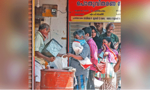 വിതരണത്തെച്ചൊല്ലി തർക്കം; കൊച്ചിയിലെ റേഷൻ വിതരണം സ്തംഭനാവസ്ഥയിൽ