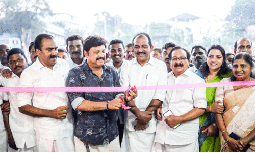 നവീകരിച്ച ആലുവ കെ.എസ്.ആടി.സി ബസ് സ്റ്റാൻഡ് മന്ത്രി കെ.ബി. ഗണേഷ് കുമാർ ഉദ്ഘാടനം ചെയ്യുന്നു. അൻവർ സാദത്ത് എം.എൽ.എ, ബെന്നി ബഹനാൻ എം.പി തുടങ്ങിയവർ സമീപം നവീകരിച്ച ആലുവ കെ.എസ്.ആടി.സി ബസ് സ്റ്റാൻഡ് മന്ത്രി കെ.ബി. ഗണേഷ് കുമാർ ഉദ്ഘാടനം ചെയ്യുന്നു. അൻവർ സാദത്ത് എം.എൽ.എ, ബെന്നി ബഹനാൻ എം.പി തുടങ്ങിയവർ സമീപം