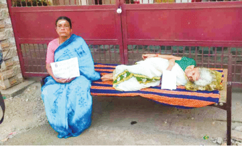 അകത്തേത്തറ പഞ്ചായത്ത് ഓഫിസിന് മുന്നിൽ പത്മാവതിയും മകൾ ഇന്ദിരയും പ്രതിഷേധ സമരം ചെയ്യുന്നു അകത്തേത്തറ പഞ്ചായത്ത് ഓഫിസിന് മുന്നിൽ പത്മാവതിയും മകൾ ഇന്ദിരയും പ്രതിഷേധ സമരം ചെയ്യുന്നു