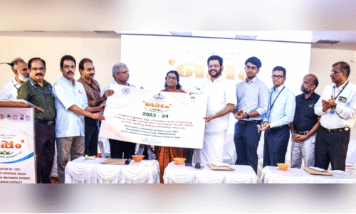 സാ​മൂ​ഹി​ക സു​ര​ക്ഷ ഇ​ൻ​ഷു​റ​ൻ​സ് പ​ദ്ധ​തി​ക​ൾ ജി​ല്ല​യി​ൽ പൂ​ർ​ത്തി​യാ​ക്കി​യ​തി​ന്‍റെ പ്ര​ഖ്യാ​പ​നം വി.​കെ. ശ്രീ​ക​ണ്ഠ​ൻ എം.​പി നി​ർ​വ​ഹി​ക്കു​ന്നു