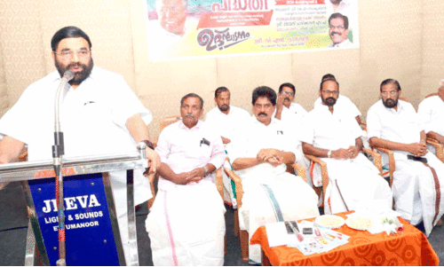 സ​ഹ​ക​ര​ണ അം​ഗ​സ​മാ​ശ്വാ​സ പ​ദ്ധ​തി​യു​ടെ ജി​ല്ല​ത​ല സ​ഹാ​യ വി​ത​ര​ണോ​ദ്ഘാ​ട​നം ഏ​റ്റു​മാ​നൂ​രി​ൽ മ​ന്ത്രി വി.​എ​ൻ. വാ​സ​വ​ൻ നി​ർ​വ​ഹി​ക്കു​ന്നു