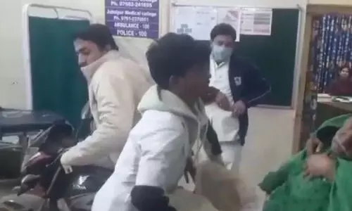 ത്രീ ഇഡിയറ്റ്സിലെ രംഗത്തിനു സമാനം! അബോധാവസ്ഥയിലായ മുത്തച്ഛനുമായി ബൈക്കിൽ യുവാവ് എമർജൻസി വാർഡിനുള്ളിൽ