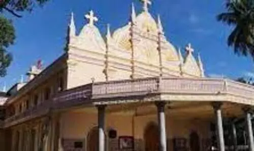 കുർബാന തർക്കം; മഞ്ഞപ്ര ഫൊറോന  പള്ളിയിൽ വികാരിയെ ബന്ദിയാക്കി