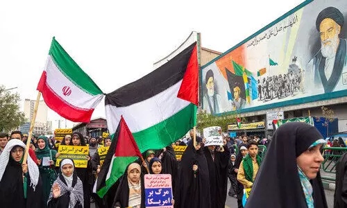 വിപ്ലവ വാർഷികം: ഇറാനിൽ ഫലസ്തീൻ പതാകയുമായി ജനം തെരുവിൽ