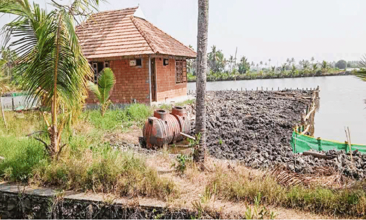 പൊക്കാളിപ്പാടം നികത്തി അനധികൃത റിസോർട്ട് നിർമിച്ചതായി ആക്ഷേപം