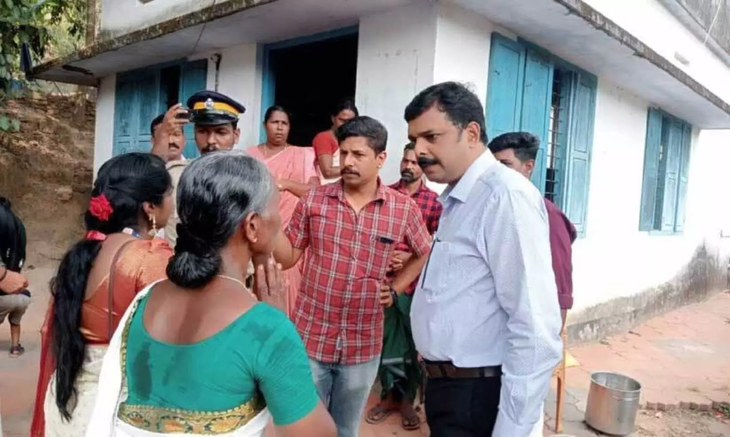 കു​ള​ത്തൂ​പ്പു​ഴ പെ​രു​വ​ഴി​ക്കാ​ല ആ​ദി​വാ​സി കോ​ള​നി​യി​ലെ​ത്തി​യ ക​ല​ക്​​ട​ർ എ​ന്‍. ദേ​വീ​ദാ​സ​നോ​ട് വീ​ട്ട​മ്മ​മാ​ര്‍ ദു​രി​തം  വി​വ​രി​ക്കു​ന്നു