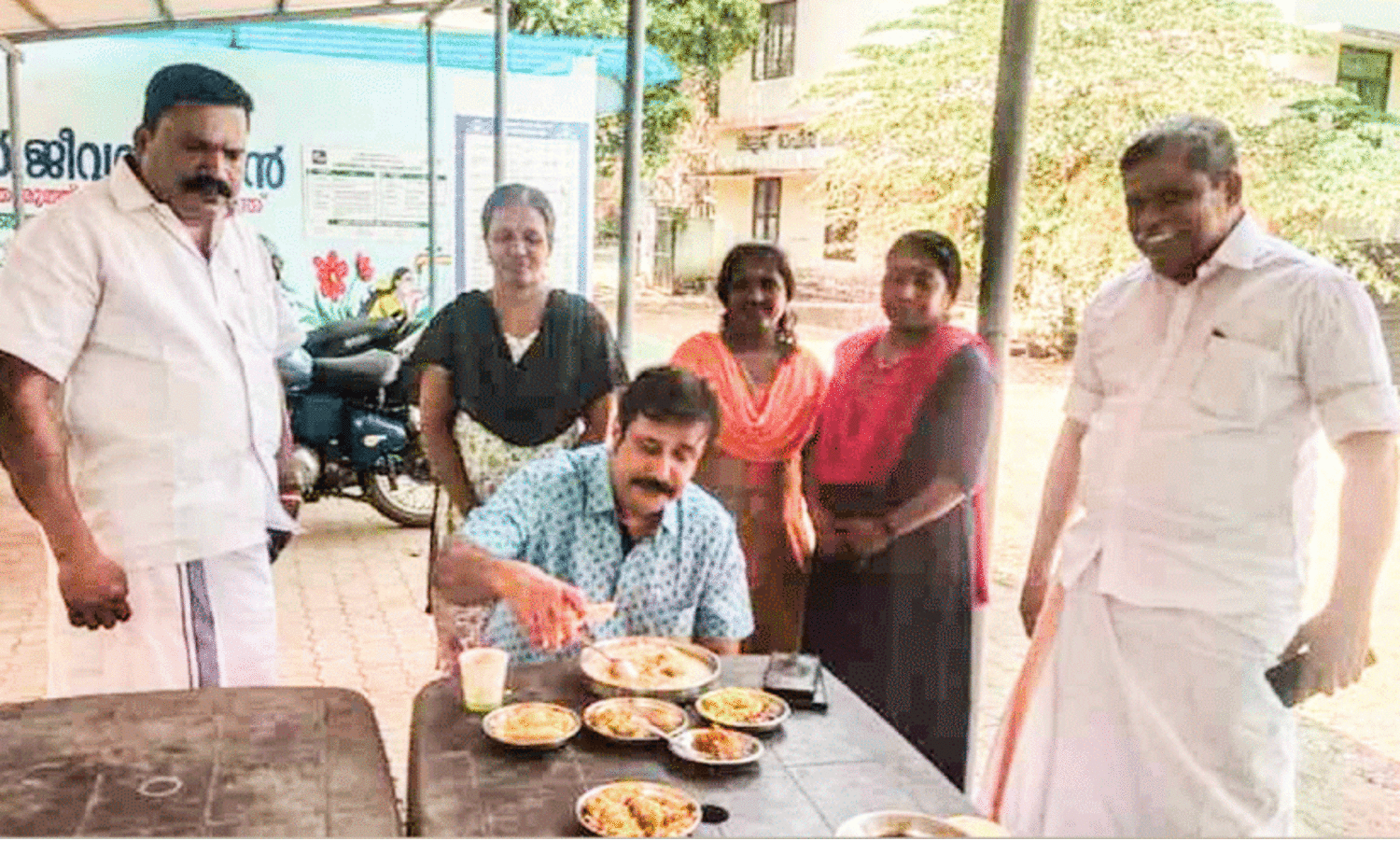 ‘മരത്തണലി’ലെ രുചിയുടെ ചേരുവയിൽ രാഷ്ട്രീയ വേർതിരിവില്ല