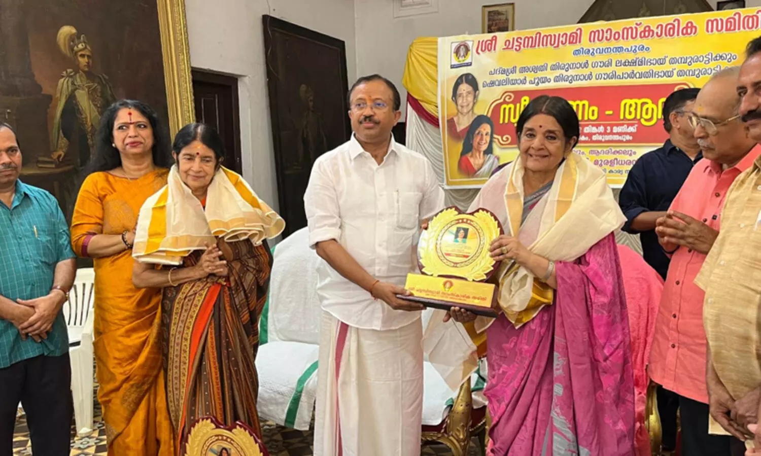 വനിതാമുന്നേറ്റത്തിൽ തിരുവിതാംകൂര്‍ രാജവംശ പങ്ക് ആദരവോടെ ഓര്‍ക്കുമെന്ന് വി. മുരളീധരൻ: ‘അണാപ്പൈസ തൊടാതെ പത്മനാഭ ക്ഷേത്രസ്വത്തിന്  കാവലായ കൊട്ടാരം അദ്ഭുതം’