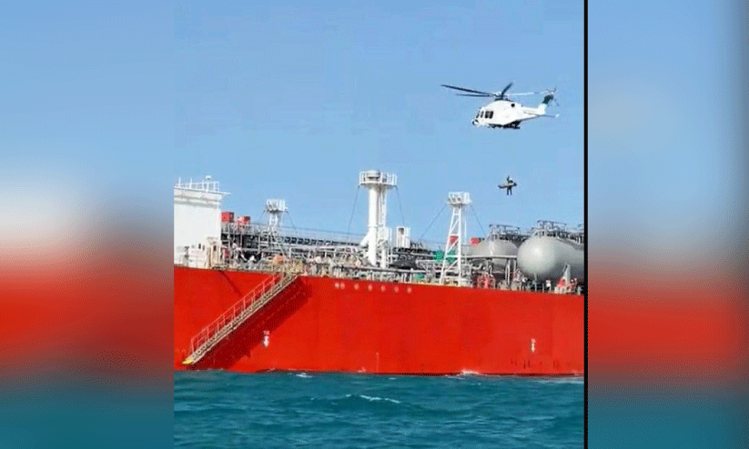 കാ​ർ​ഗോ ക​പ്പ​ലി​ൽ ബോ​ട്ടി​ടി​ച്ചു; എ​ട്ട് മ​ത്സ്യ​ത്തൊ​ഴി​ലാ​ളി​ക​ളെ ര​ക്ഷി​ച്ചു