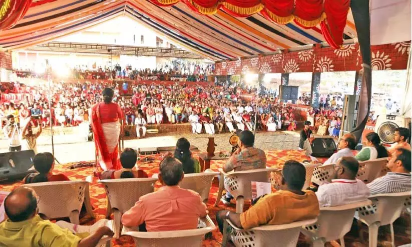 ക​ണ്ണൂ​ർ സ​ർ​വ​ക​ലാ​ശാ​ല ക​ലോ​ത്സ​വ സ​മാ​പ​ന സ​മ്മേ​ള​നം ഉ​ന്ന​ത വി​ദ്യാ​ഭ്യാ​സ​ മ​ന്ത്രി ഡോ. ​ആ​ർ. ബി​ന്ദു ഉ​ദ്ഘാ​ട​നം ചെ​യ്യു​ന്നു