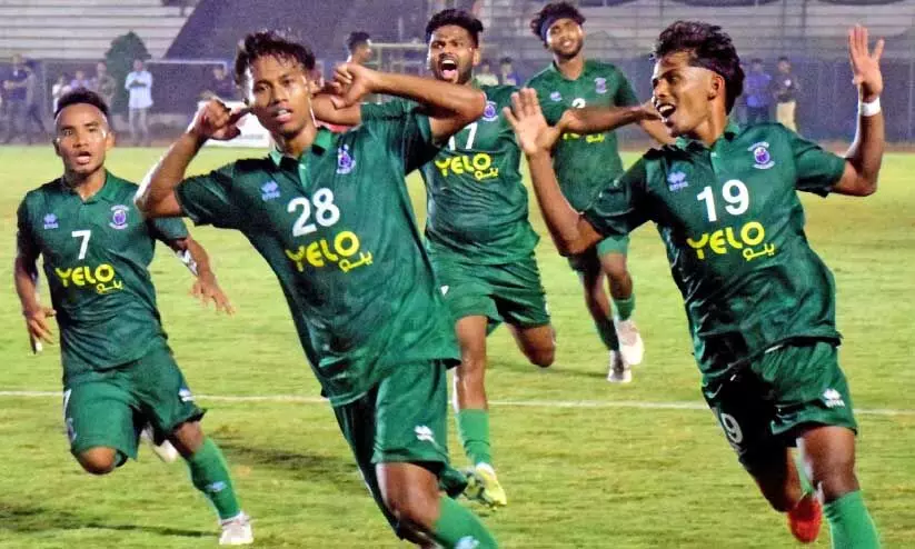 കണ്ണൂരിൽ നടന്ന കേരള പ്രീമിയർ ലീഗിൽ സാറ്റ് തിരൂരിനെതിരെ കേരള യുനൈറ്റഡ് എഫ്.സി താരം ലിൻകി ഗോൾ നേടിയപ്പോൾ ആഹ്ലാദ പ്രകടനം നടത്തുന്ന ടീമംഗങ്ങൾ കണ്ണൂരിൽ നടന്ന കേരള പ്രീമിയർ ലീഗിൽ സാറ്റ് തിരൂരിനെതിരെ കേരള യുനൈറ്റഡ് എഫ്.സി താരം ലിൻകി ഗോൾ നേടിയപ്പോൾ ആഹ്ലാദ പ്രകടനം നടത്തുന്ന ടീമംഗങ്ങൾ