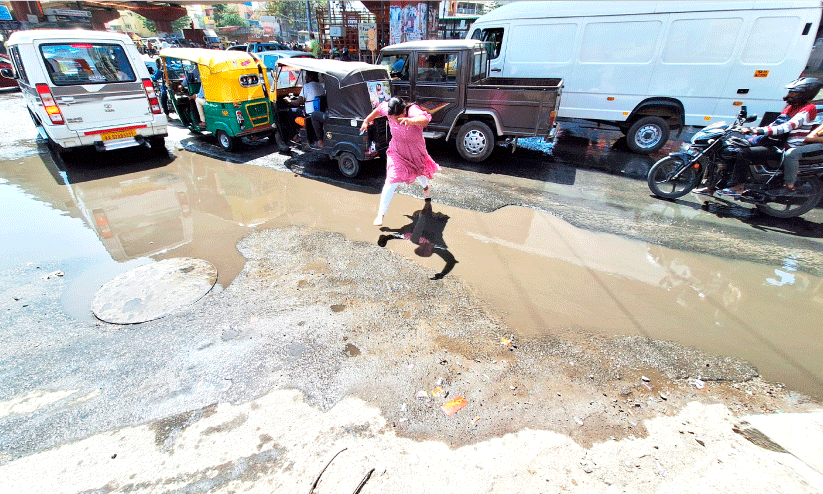 നാ​ഗ​വാ​ര ജ​ങ്ഷ​നി​ൽ  ഓ​ടയിലെ മ​ലി​ന​ജ​ലം  ഒ​ഴു​കി​പ്പ​ര​ക്കു​ന്നു