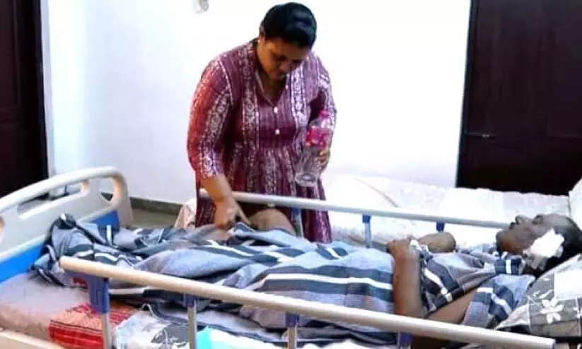 ആശുപത്രിയില് ചികിത്സയില് കഴിയുന്ന സജീവനെ ശുശ്രൂഷിക്കുന്ന ഭാര്യ രമ പ്രഭ ആശുപത്രിയില് ചികിത്സയില് കഴിയുന്ന സജീവനെ ശുശ്രൂഷിക്കുന്ന ഭാര്യ രമ പ്രഭ