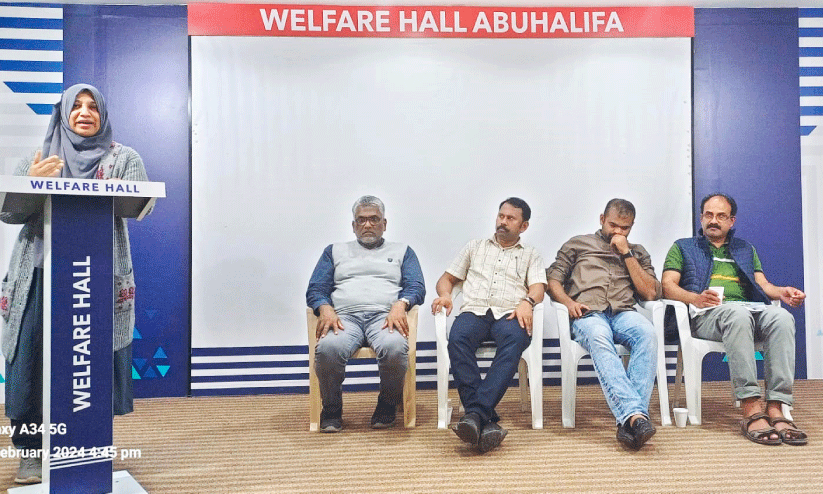 പ്ര​വാ​സി വെ​ൽ​ഫെ​യ​ർ കു​വൈ​ത്ത് എ​റ​ണാ​കു​ളം ജി​ല്ല സ​മ്മേ​ള​ന​ത്തി​ൽ വ​ഹീ​ദ ഫൈ​സ​ൽ സം​സാ​രി​ക്കു​ന്നു