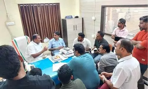 മൊ​ഗ്രാ​ൽ സ്കൂ​ൾ സ്റ്റേ​ഡി​യം ന​വീ​ക​ര​ത്തിന് സാ​മ്പ​ത്തി​കാ​നു​മ​തി ല​ഭി​ച്ച​തി​നെ തു​ട​ർ​ന്ന് എം.​എ​ൽ.​എ വി​ളി​ച്ചു​ചേ​ർ​ത്ത യോ​ഗം