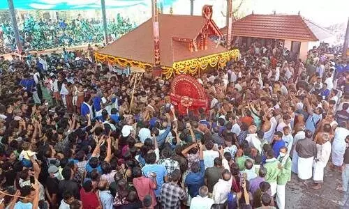 ചന്തേര മുച്ചിലോട്ട് ഭഗവതി ക്ഷേത്രത്തിൽ മുച്ചിലോട്ട് ഭഗവതിയുടെ തിരുമുടി ഉയർന്നപ്പോൾ ചന്തേര മുച്ചിലോട്ട് ഭഗവതി ക്ഷേത്രത്തിൽ മുച്ചിലോട്ട് ഭഗവതിയുടെ തിരുമുടി ഉയർന്നപ്പോൾ
