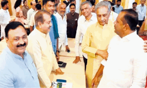 നി​യ​മ​സ​ഭ സ​ന്ദ​ർ​ശ​ക പാ​സ് ന​ൽ​കു​മ്പോ​ൾ സൂ​ക്ഷി​ക്ക​ണ​മെ​ന്ന് ഹൊ​ര​ട്ടി എം.​എ​ൽ.​സി