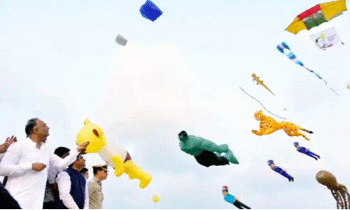 ആ​ഹ്ലാ​ദം ആ​കാ​ശം തൊ​ട്ട് പ​ട്ടം പ​റ​ത്ത​ൽ