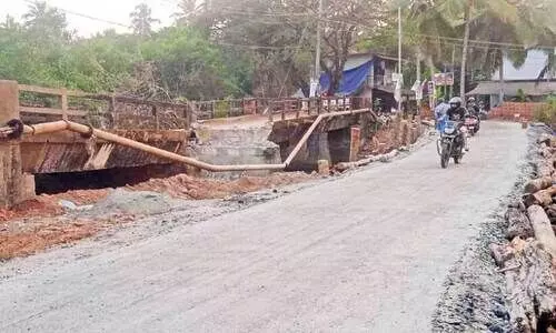 സമാന്തരമായി നിർമിച്ച പുതിയ റോഡ്