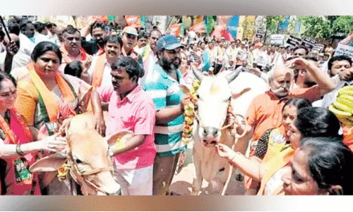 പശുക്കളെ ബസിൽ തള്ളിക്കയറ്റാൻ ശ്രമം; ബി.ജെ.പി നേതാക്കൾക്കെതിരെ കേസ്