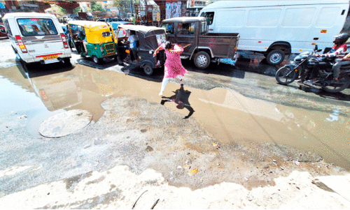 നാ​ഗ​വാ​ര ജ​ങ്ഷ​നി​ൽ  ഓ​ടയിലെ മ​ലി​ന​ജ​ലം  ഒ​ഴു​കി​പ്പ​ര​ക്കു​ന്നു