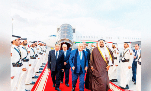 ഫ​ല​സ്തീ​ൻ പ്ര​സി​ഡ​ന്റ് മ​ഹ്മൂ​ദ് അ​ബ്ബാ​സി​നെ ദോ​ഹ ഹ​മ​ദ് വി​മാ​ന​ത്താ​വ​ള​ത്തി​ൽ സ്വീ​ക​രി​ക്കു​ന്നു