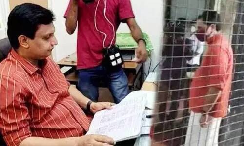 വാ​സ്തു​ശി​ൽ​പ വി​ഭാ​ഗം കാ​ര്യാ​ല​യ​ത്തി​ൽ മന്ത്രി പി.​എ. മു​ഹ​മ്മ​ദ്​ റി​യാ​സ്​ പരിശോധന നടത്തുന്നു