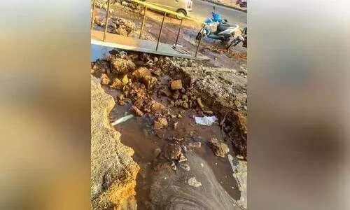 കൊ​ട്ടി​യ​ത്ത് വ്യാ​പാ​ര​സ്ഥാ​പ​ന​ത്തി​ന് മു​ന്നി​ലെ മൂ​ടാ​തെ കി​ട​ക്കു​ന്ന കു​ഴി