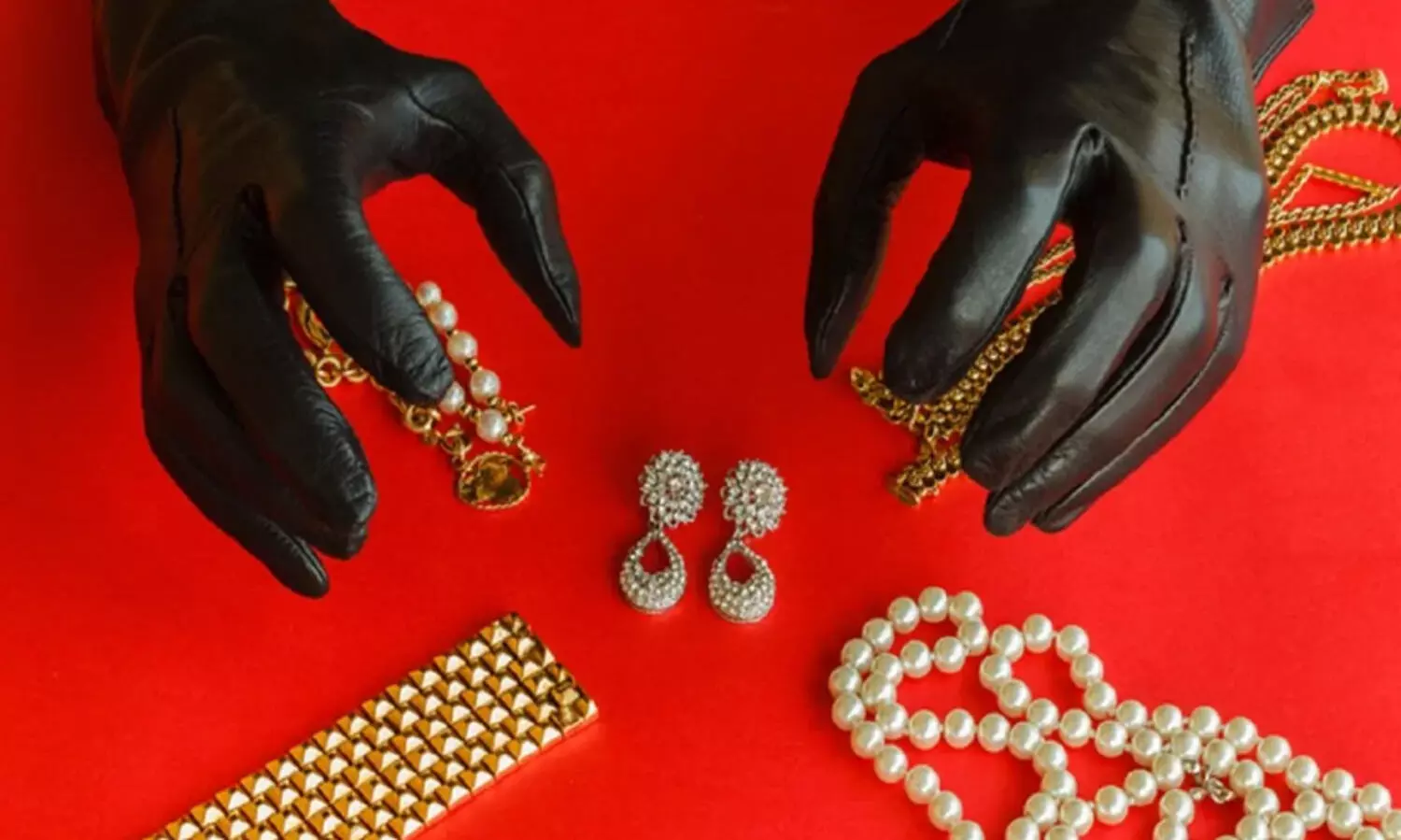 പട്ടാപ്പകൽ യുവതിയെ കസേരയിൽ കെട്ടിയിട്ട് സ്വർണാഭരണങ്ങൾ കവർന്നു