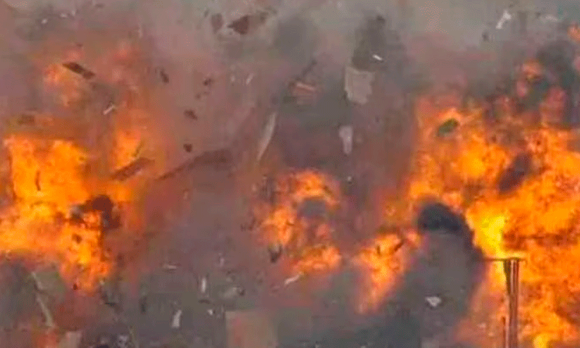 കാതടപ്പിക്കുന്ന ഉഗ്ര സ്ഫോടനം; ചൂരക്കാട്ടെ കാഴ്ചകൾ ഭീതിജനകം കാതടപ്പിക്കുന്ന ഉഗ്ര സ്ഫോടനം; ചൂരക്കാട്ടെ കാഴ്ചകൾ ഭീതിജനകം