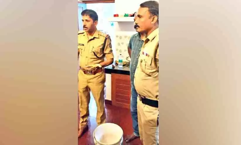 മോഷണം പോയ എട്ടു പവൻ സ്വർണാഭരണങ്ങൾ വീട്ടിലെ ബക്കറ്റിൽ മോഷണം പോയ എട്ടു പവൻ സ്വർണാഭരണങ്ങൾ വീട്ടിലെ ബക്കറ്റിൽ