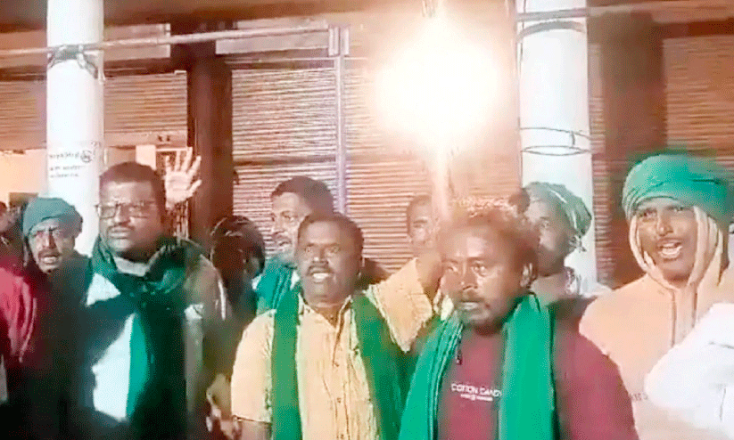 കർണാട​ക ക​ർ​ഷ​ക​രു​ടെ ‘ഡ​ൽ​ഹി ച​ലോ’ യാ​ത്ര; ഭോ​പാ​ലി​ൽ  പൊ​ലീ​സ് ത​ട​ഞ്ഞു