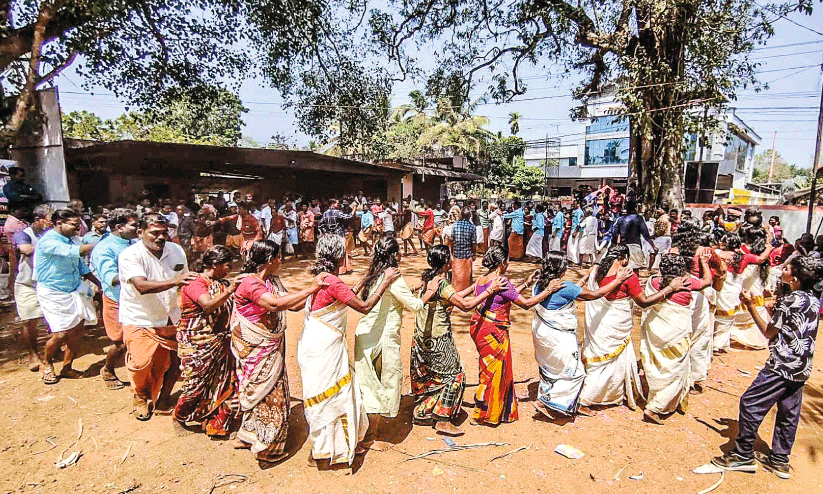 പൂ​ര​പ്പ​റ​മ്പി​ൽ ആ​വേ​ശം നി​റ​ച്ച് ച​വി​ട്ടു​ക​ളി