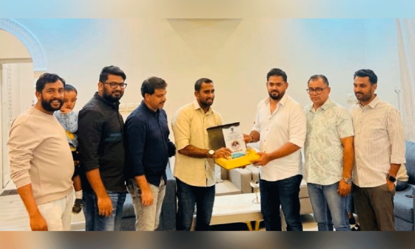 യാം​ബു എ​ച്ച്.​എം.​ആ​ർ എ​വ​ർ​ഗ്രീ​ൻ എ​ഫ്.​സി​യു​ടെ ഉ​പ​ഹാ​രം നൗ​ഫ​ൽ കാ​സ​ർ​കോ​ടി​ന് ക്ല​ബ് പ്ര​സി​ഡ​ന്റ് നി​സാ​ർ ന​ൽ​കു​ന്നു