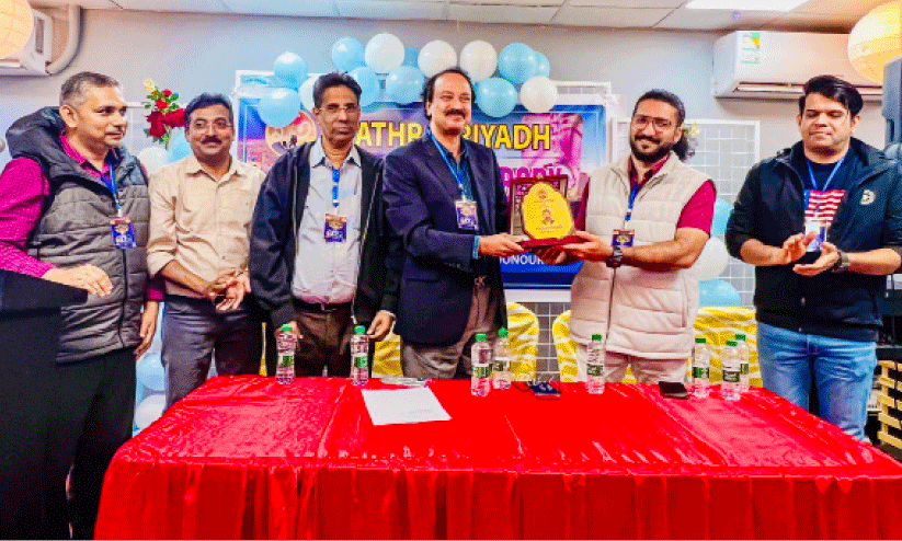 അ​ഭി​ലാ​ഷ് മാ​ത്യു​വി​നു​ള്ള ‘യാ​ത്ര’​യു​ടെ ഉ​പ​ഹാ​രം ഡോ. ​കെ.​ആ​ർ. ജ​യ​ച​ന്ദ്ര​ൻ കൈ​മാ​റു​ന്നു