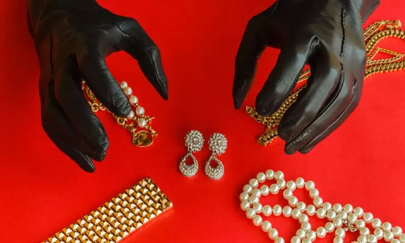 ഭക്ഷണത്തിൽ മയക്കുമരുന്ന് നൽകി വീട്ടു ജോലിക്കാർ കവർന്നത് 50 ലക്ഷം രൂപയുടെ ആഭരണങ്ങൾ