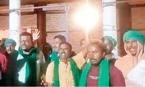 കർണാട​ക ക​ർ​ഷ​ക​രു​ടെ ‘ഡ​ൽ​ഹി ച​ലോ’ യാ​ത്ര; ഭോ​പാ​ലി​ൽ  പൊ​ലീ​സ് ത​ട​ഞ്ഞു