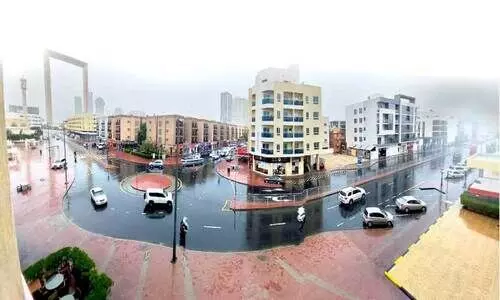 മഴ ആസ്വദിച്ച് പ്രവാസികള്‍; സമൂഹ മാധ്യമങ്ങളിലും പെരുമഴ