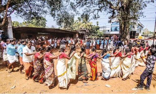 പൂ​ര​പ്പ​റ​മ്പി​ൽ ആ​വേ​ശം നി​റ​ച്ച് ച​വി​ട്ടു​ക​ളി