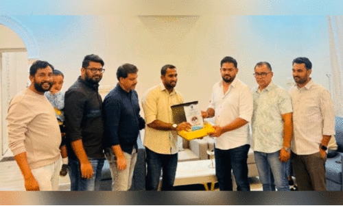 യാം​ബു എ​ച്ച്.​എം.​ആ​ർ എ​വ​ർ​ഗ്രീ​ൻ എ​ഫ്.​സി​യു​ടെ ഉ​പ​ഹാ​രം നൗ​ഫ​ൽ കാ​സ​ർ​കോ​ടി​ന് ക്ല​ബ് പ്ര​സി​ഡ​ന്റ് നി​സാ​ർ ന​ൽ​കു​ന്നു