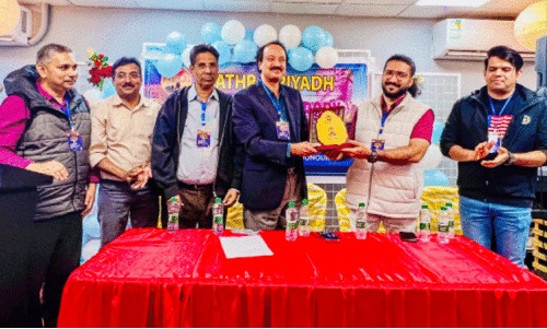 അ​ഭി​ലാ​ഷ് മാ​ത്യു​വി​നു​ള്ള ‘യാ​ത്ര’​യു​ടെ ഉ​പ​ഹാ​രം ഡോ. ​കെ.​ആ​ർ. ജ​യ​ച​ന്ദ്ര​ൻ കൈ​മാ​റു​ന്നു