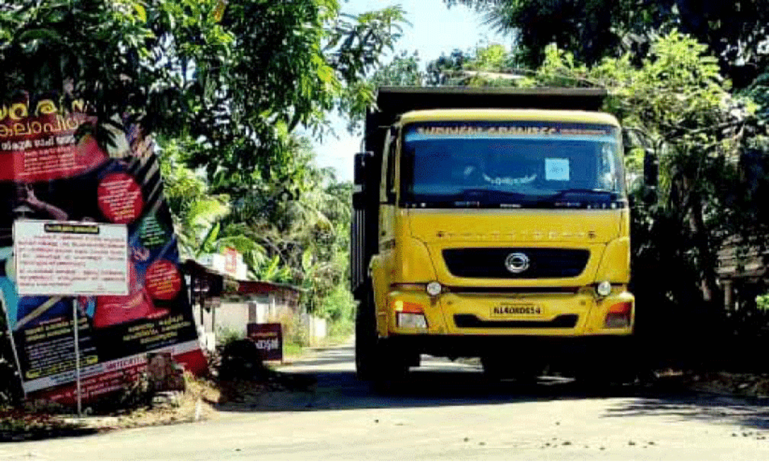 നിയന്ത്രണമില്ലാതെ ഭാരം കയറ്റിയ വാഹനങ്ങൾ; കടപ്പാക്കുഴി പാലം അപകടാവസ്ഥയിൽ