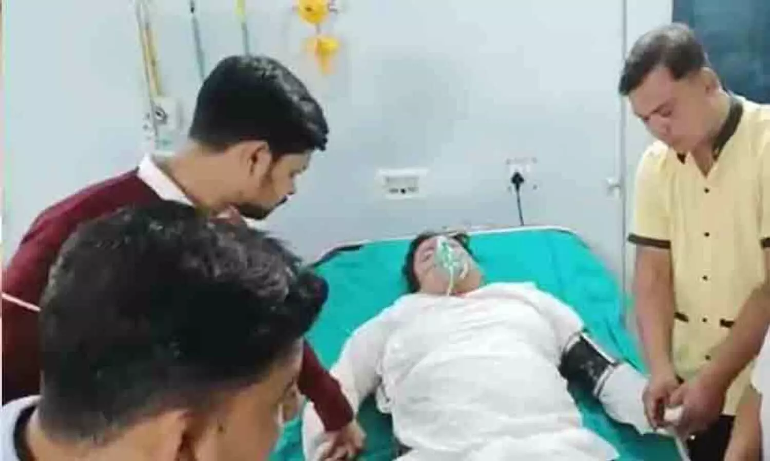 പശ്ചിമബംഗാളിൽ ദേഹാസ്വാസ്ഥ്യം വന്ന് ബി.ജെ.പി നേതാവ് ആശുപത്രിയിൽ; നാടകമെന്ന് തൃണമൂൽ കോൺഗ്രസ് -വിഡിയോ