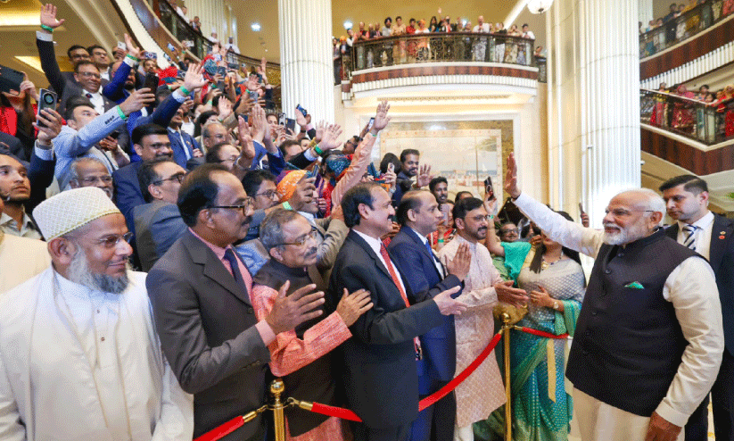 അബൂദബിയിലെത്തിയ പ്രധാനമന്ത്രി നരേന്ദ്ര മോദി പ്രവാസികളെ അഭിവാദ്യംചെയ്യുന്നു അബൂദബിയിലെത്തിയ പ്രധാനമന്ത്രി നരേന്ദ്ര മോദി പ്രവാസികളെ അഭിവാദ്യംചെയ്യുന്നു