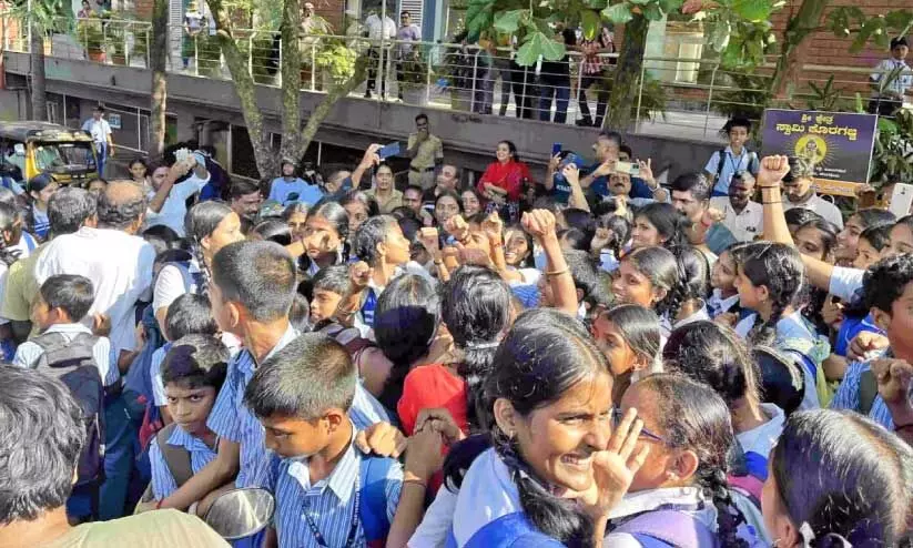 ജെ​റോ​സ സ്കൂ​ളി​ൽ വി​ദ്യാ​ർ​ഥി​ക​ൾ ന​ട​ത്തി​യ പ്ര​തി​ഷേ​ധം