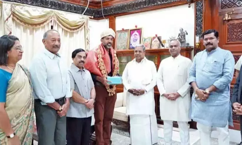 ടെന്നീസ് താരം ബൊപ്പണ്ണയെ മുഖ്യമന്ത്രി സിദ്ധരാമയ്യ അനുമോദിച്ചപ്പോൾ